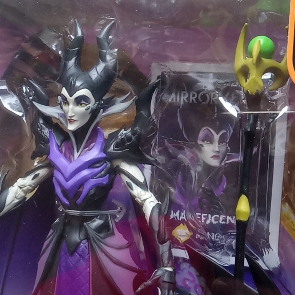 Disney Mirrorverse Maleficent Figure - Picture 7 of 8